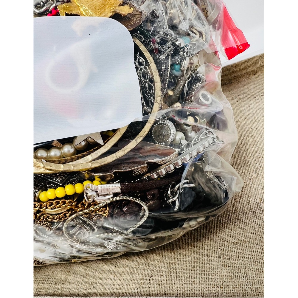 Vintage & Modern Gold & Silver Tone Mixed Metal Scrap/Wearable Jewelry Lot 9LBs - Picture 12 of 14